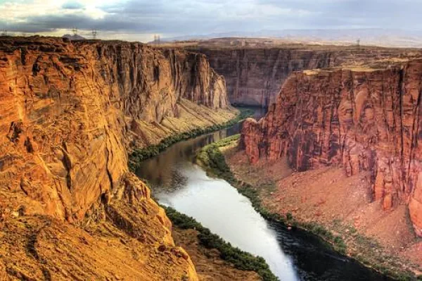 Canyon spectaculaire traversé par une rivière entre d'imposantes falaises rocheuses