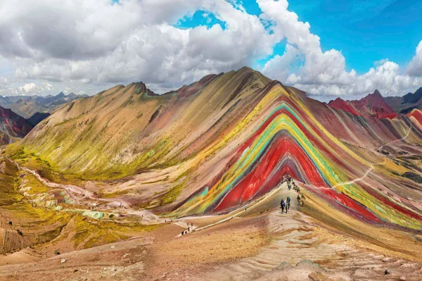 Montagne Arc-en-ciel Vinicunca au Pérou sous un ciel spectaculaire