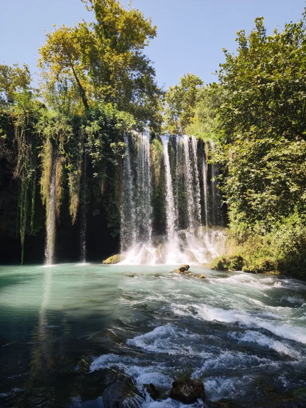 Magnifique cascade en forêt tropicale avec rivière aux eaux turquoise