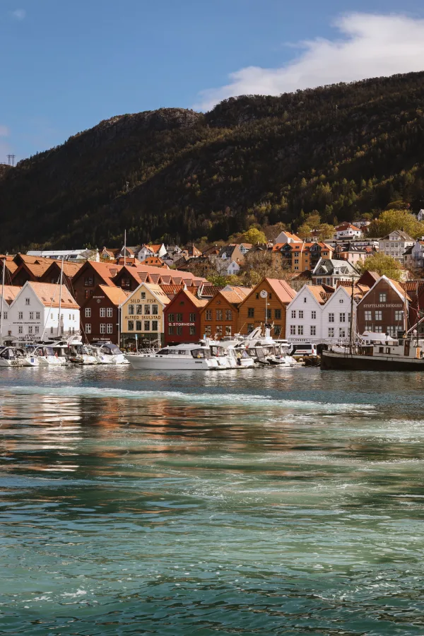 Port historique aux maisons colorées au pied des montagnes