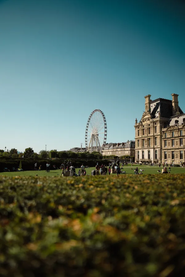 Vue du musée du Louvre et de la grande roue des Tuileries à Paris