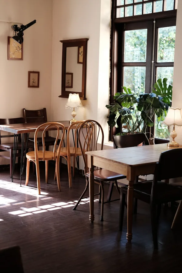 Intérieur chaleureux d'un café avec mobilier en bois et lumière naturelle
