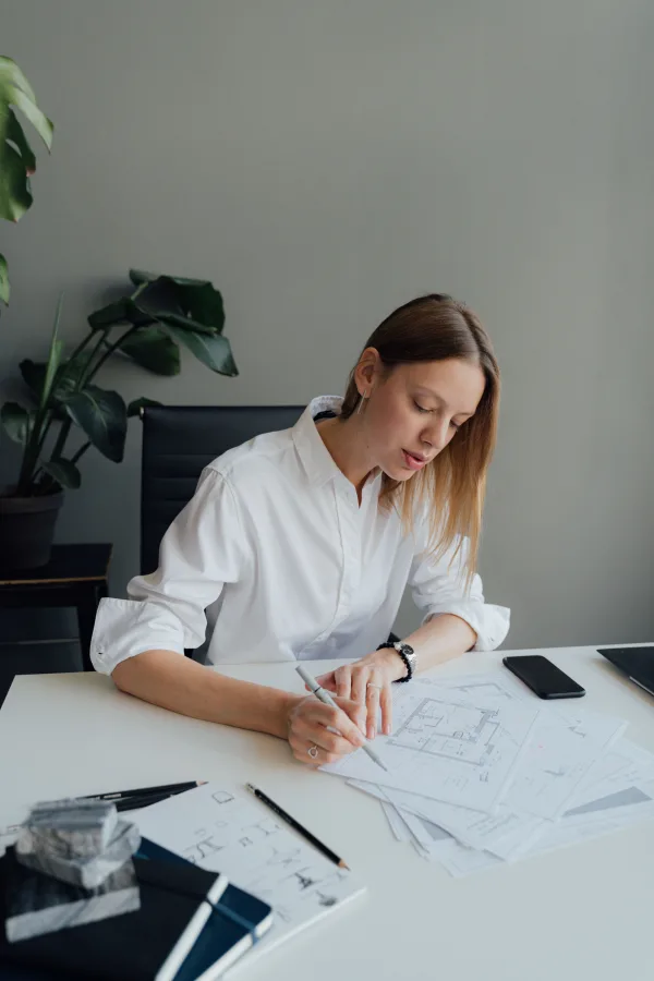 Architecte travaillant sur des plans de construction dans un bureau moderne