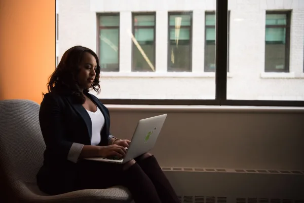 Femme d'affaires travaillant sur un ordinateur portable dans un bureau moderne