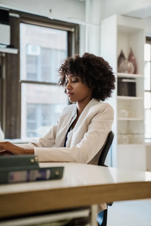 Jeune femme professionnelle travaillant dans un bureau moderne et lumineux
