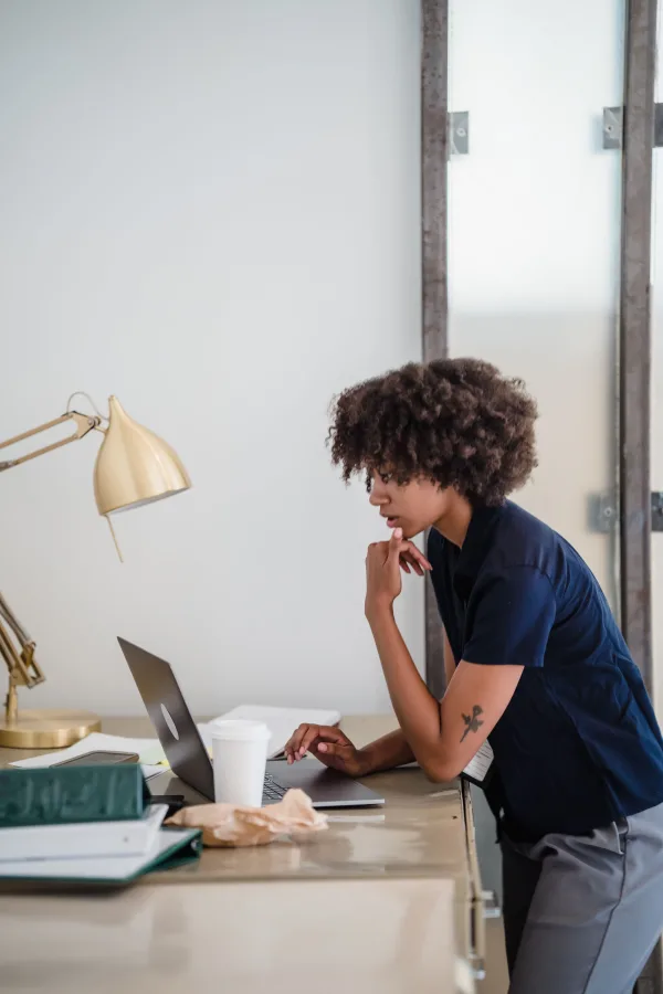 Professionnelle travaillant sur un ordinateur portable dans un bureau moderne
