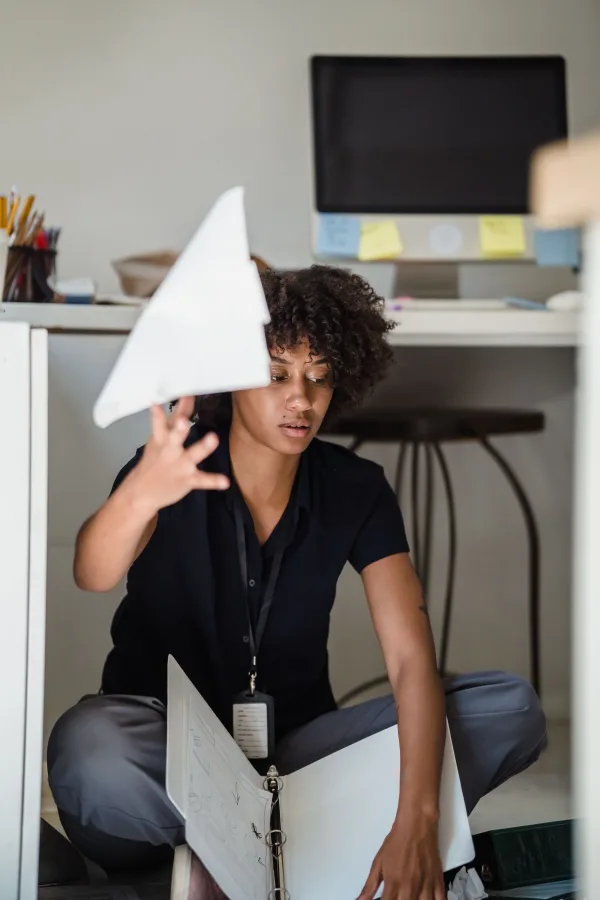 Employée de bureau organisant des documents dans un espace de travail moderne