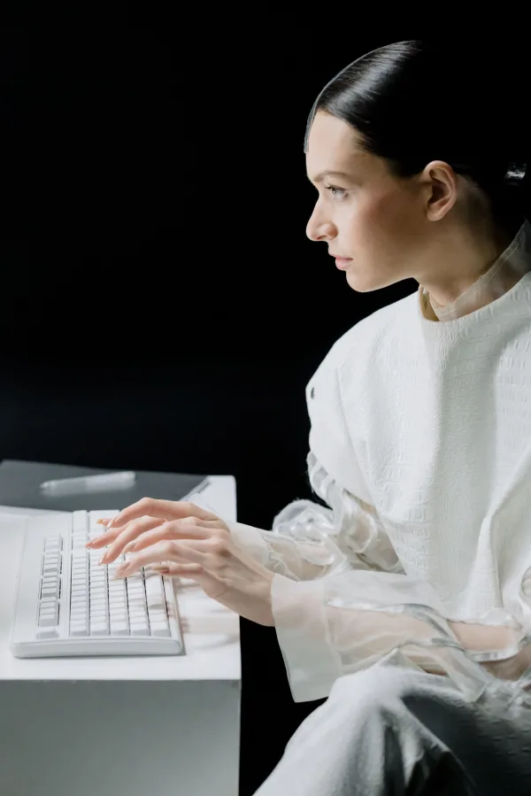 Femme utilisant un clavier d'ordinateur dans un environnement technologique futuriste